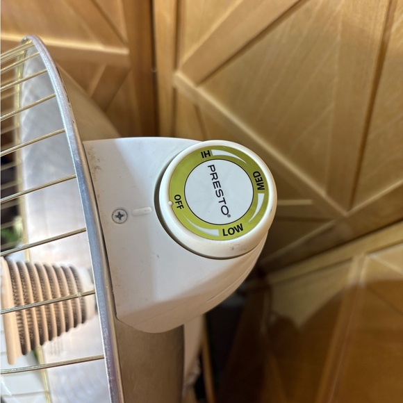 Presto HeatDish Parabolic Electric Heater plus Footlight - Picture 3 of 5